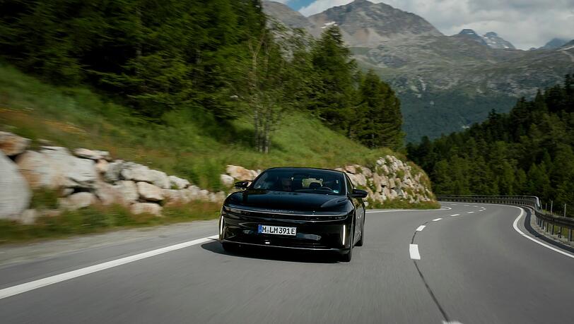 Das Elektroauto von Lucid auf der Fahrt durch die Alpen - mit einer Elektroladung kam es so weit wie noch kein anderes Auto auf den Straßen.