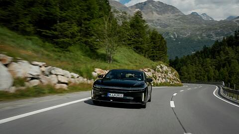 Das Elektroauto von Lucid auf der Fahrt durch die Alpen - mit einer Elektroladung kam es so weit wie noch kein anderes Auto auf den Straßen.
