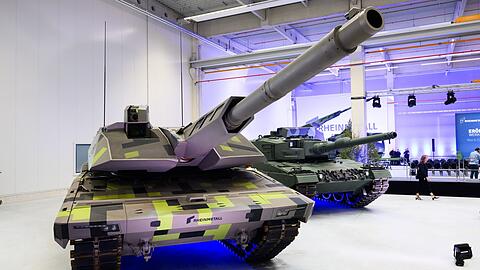 Der Panther-Kampfpanzer von Rheinmetall (links) steht neben anderen Panzern und Haubitzen des R&uuml;stungskonzerns bei einer Vorf&uuml;hrung in Unterl&uuml;&szlig;.