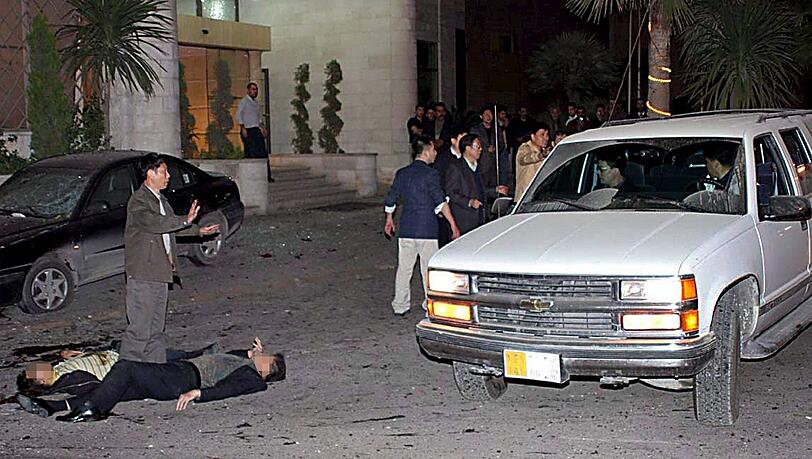 9. November 2005: Drei Selbstmordattentäter reißen in der jordanischen Hauptstadt
Amman 60 Menschen mit in den Tod. Die stärkste Explosion ereignet
sich im Radisson SAS Hotel während einer Hochzeitsfeier, wo sich der
Terrorist unter die Gäste mischte.