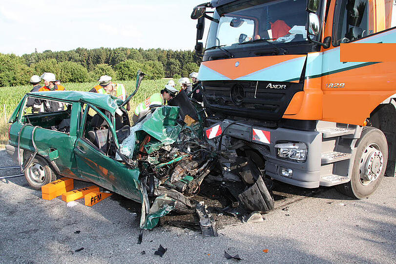 Der Frontalzusammenstoß zwischen einem Müllwagen und einem Polo endete tödlich.