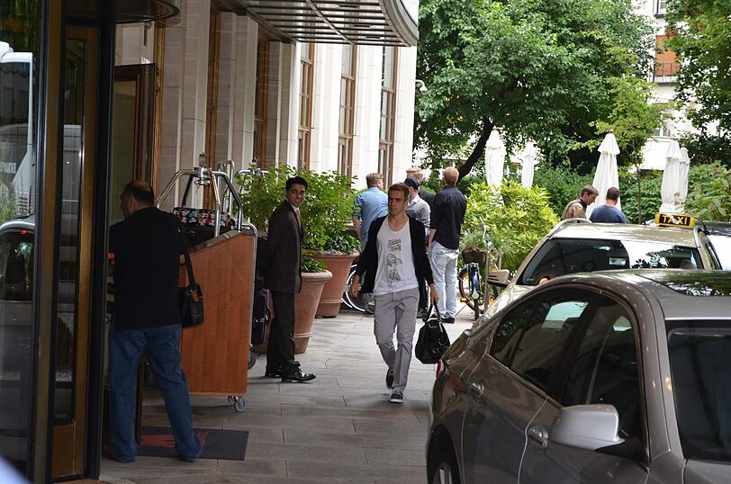 Die Anreise von Kapitän Philipp Lahm zum Mannschaftshotel ist überschaubar.