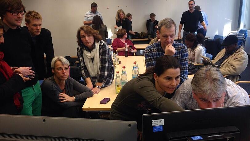 Langer Abend: Gespannt verfolgen die Grünen die Auszählung am Computer. Langer Abend: Gespannt verfolgen die Grünen die Auszählung am Computer.