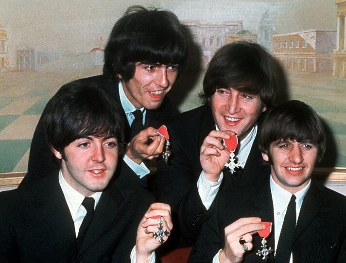 Paul McCartney, George Harrison, John Lennon und Ringo Starr mit den Orden "Member of the Order of the British Empire".