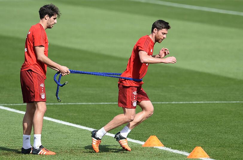 Aber auch die Profis haben neben allen Späßen ein straffes Programm zu absolvieren. Javi Martinez(links) und Xabi Alonso sind bei dieser Übung eng miteinander verbunden und arbeiten hart für eine erfolgreiche Rückrunde.