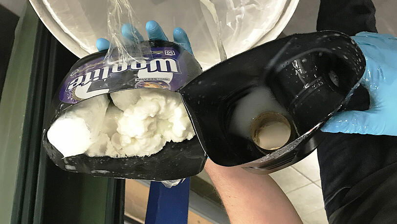 Die Rollen befanden sich in einer aufgeschnittenen Waschmittelpackung. (Zum Vergrößern bitte auf das Bild klicken). Die Rollen befanden sich in einer aufgeschnittenen Waschmittelpackung. (Zum Vergrößern bitte auf das Bild klicken).