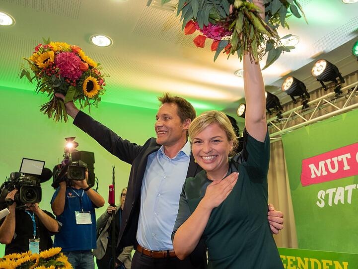 Strauß in der Hand, andere Hand aufs Herz: die beiden bayerischen Grünen-Spitzenkandidaten Ludwig Hartmann und Katharina Schulze.