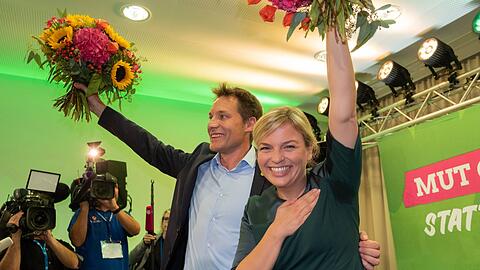 Strauß in der Hand, andere Hand aufs Herz: die beiden bayerischen Grünen-Spitzenkandidaten Ludwig Hartmann und Katharina Schulze.