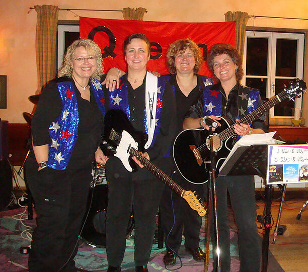 Spielen auf: die Damen von der Band "Queens of Heart".