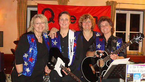 Spielen auf: die Damen von der Band "Queens of Heart".