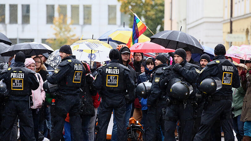 Die Bilder von der Pegida-Kundgebung in Neuhausen rund um den Rotkreuzplatz