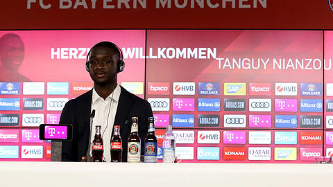 Bayern-Neuzugang Tanguy Kouassi bei seiner offiziellen Vorstellung.
