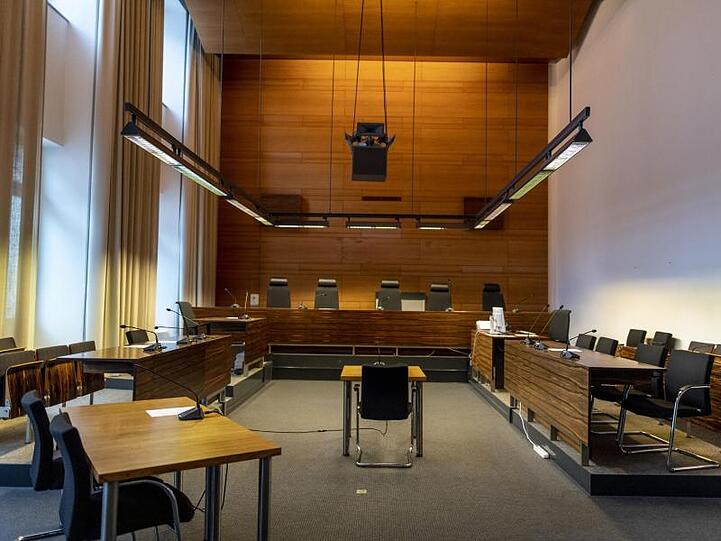 Gerichtssaal im Freiburger Landgericht. Nach der mutmaßlichen Gruppenvergewaltigung einer 18-Jährigen hat der Prozess gegen elf Männer begonnen.