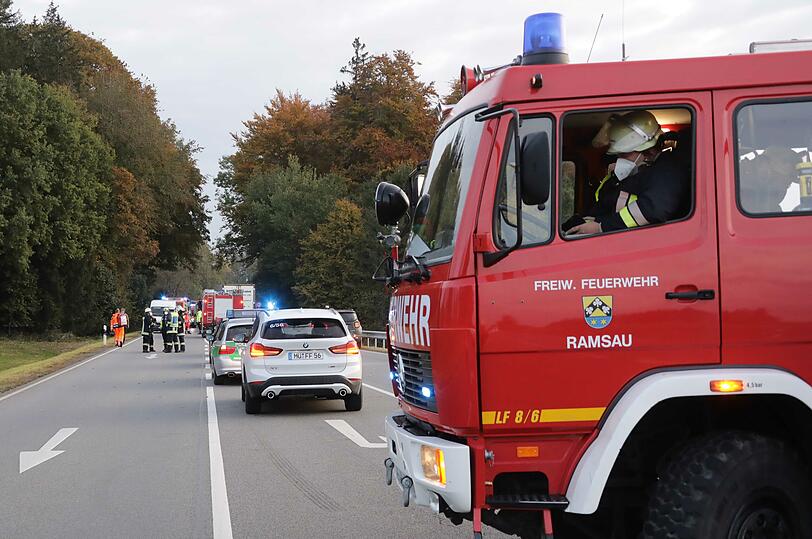 Wegen eines medizinischen Notfalls musste der Fahrer seinen mit rund 30 Kindern besetzten Schulbus anhalten - im Gegenverkehr kam es daher zu einem Auffahrunfall.