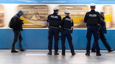 Polizisten trafen den 53-Jährigen mit deutscher Staatsangehörigkeit und ohne festen Wohnsitz in Deutschland in der U-Bahn an und nahmen ihn fest.