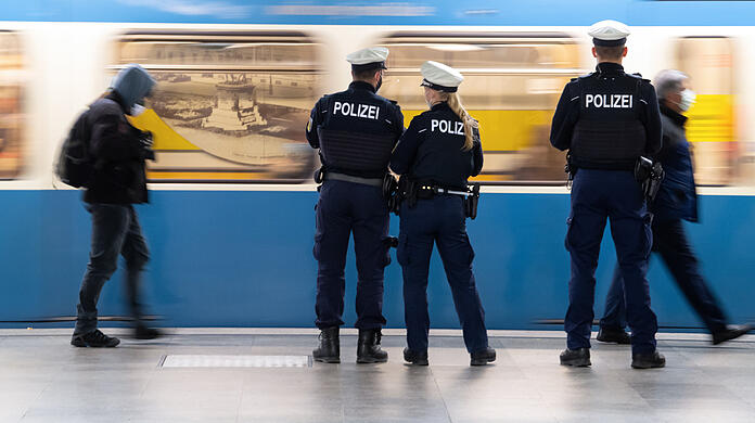 Polizisten trafen den 53-Jährigen mit deutscher Staatsangehörigkeit und ohne festen Wohnsitz in Deutschland in der U-Bahn an und nahmen ihn fest.
