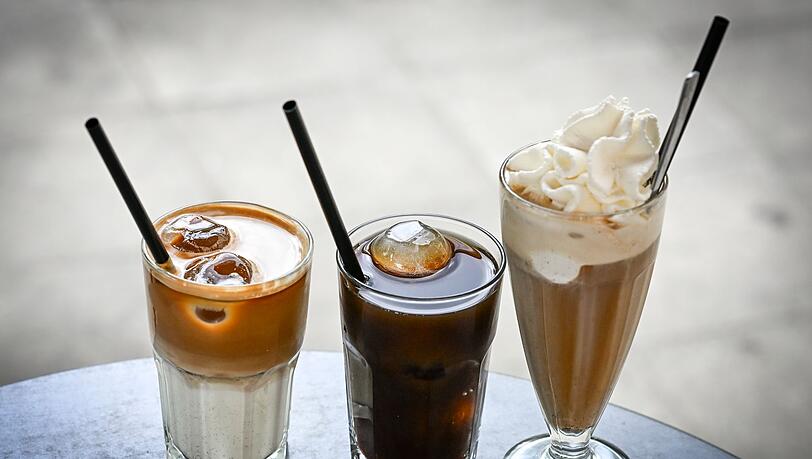 Kaffeekonzentrat kann man mit Milch oder Wasser verlängern und mit Eiswürfeln oder Sahne servieren - die Möglichkeiten sind vielfältig. (Archivbild) Kaffeekonzentrat kann man mit Milch oder Wasser verlängern und mit Eiswürfeln oder Sahne servieren - die Möglichkeiten sind vielfältig. (Archivbild)