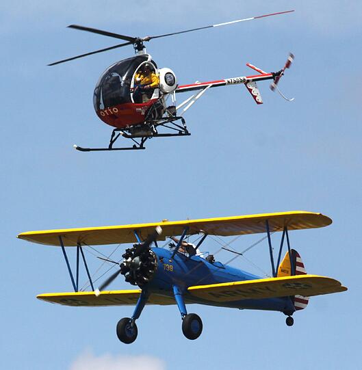 Der Flugzeug-Pilot reißt noch die Arme zur Rettung aus dem Cockpit, doch es ist zu spät: Er und der "Otto"-Pilot können nur hilflos zusehen, wie der Stuntman in die Tiefe fällt.