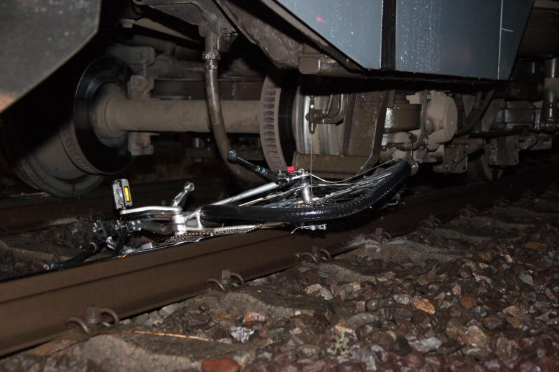 In Landkreis Altötting ist in der Nacht zum Donnerstag ein Unbekannter mit seinem Rad auf einem Bahnübergang vom Zug erfasst worden - die Person starb. Bilder vom Geschehen.