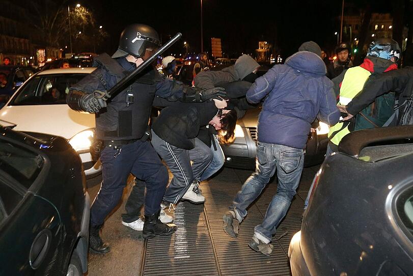 Tausende demonstrierten in Madrid gegen die Regierung von Ministerpräsident Rajoy. Bei Ausschreitungen nach einer Großkundgebung gab es Verletzte.