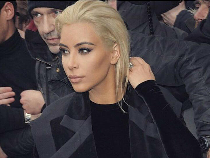 Kim Kardashian hat eine neue Haarfarbe und bald auch wieder Nachwuchs?