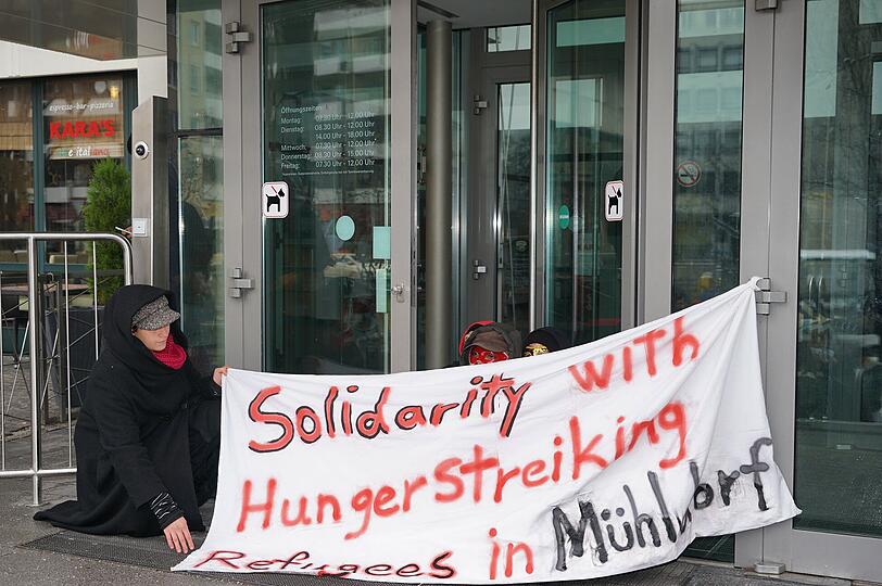 Aktivisten haben sich an die Eingangstür des KVR gekettet und fordern die Freilassung aller Abschiebehäftlinge.