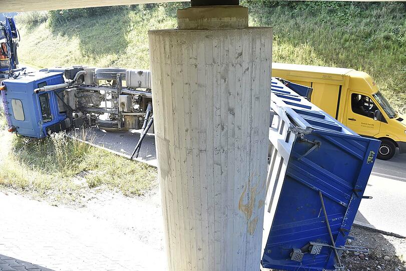 Der Kieslaster blieb an der Brücke hängen. Der Fahrer hatte vergessen, die Laderampe wieder einzufahren.