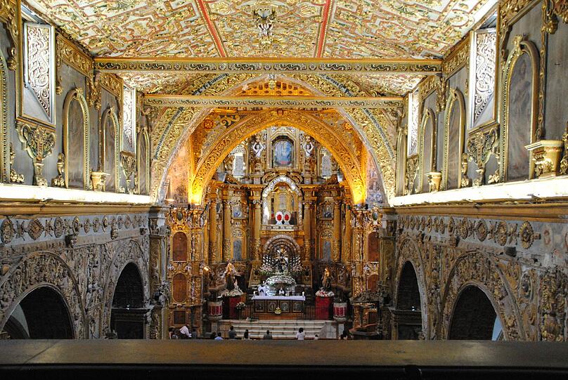 Die ab 1536 gebaute Kirche des Heiligen Franziskus beherrscht auch den gleichnamigen Platz, der als das &bdquo;Herz von Quito&ldquo; gilt.