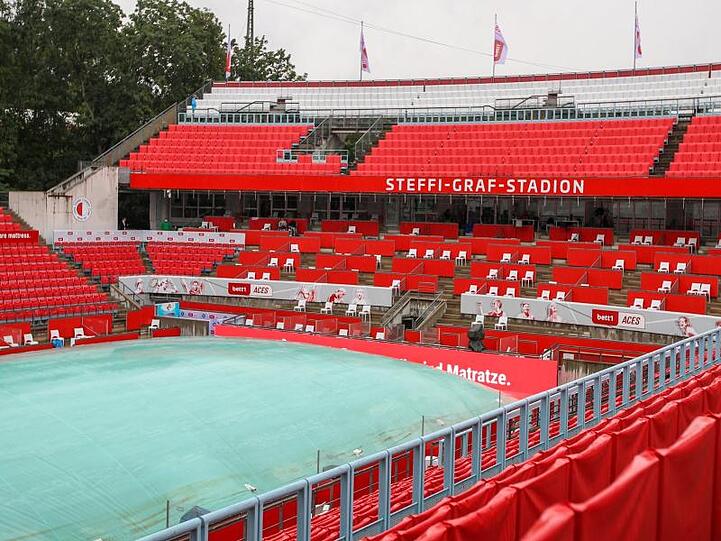 Regen in Berlin sorgte für eine Plane über dem Platz des Steffi-Graf-Stadions.