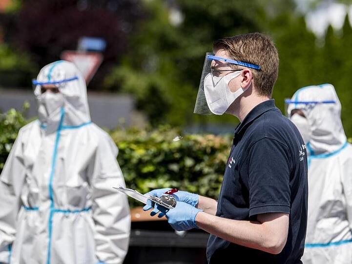 Helfer vom Deutschen Roten Kreuz im Einsatz: 40 mobile Testteams sind unterwegs, um Angestellte der Firma Tönnies zu Hause in ihrer Quarantäne aufzusuchen.