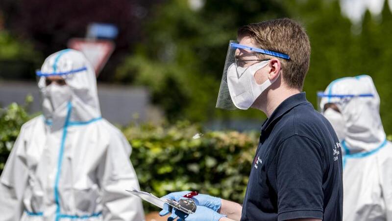 Helfer vom Deutschen Roten Kreuz im Einsatz: 40 mobile Testteams sind unterwegs, um Angestellte der Firma Tönnies zu Hause in ihrer Quarantäne aufzusuchen. Helfer vom Deutschen Roten Kreuz im Einsatz: 40 mobile Testteams sind unterwegs, um Angestellte der Firma Tönnies zu Hause in ihrer Quarantäne aufzusuchen.
