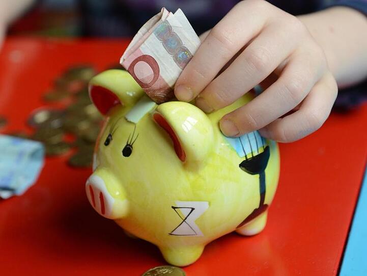 Acht von zehn Kindern heben ihr Erspartes der Studie zufolge nicht lange auf - sie geben das Geld am liebsten gleich wieder aus.