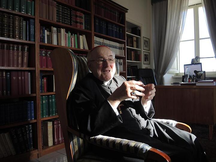 Der deutsche Kardinal und Theologe Walter Brandmüller sitzt in seinem Arbeitszimmer im Vatikan. Er feiert am 5. Januar seinen 90. Geburtstag.