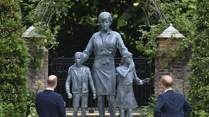 Die britischen Prinzen William (l) und sein Bruder Harry enthüllen eine Statue ihrer Mutter Diana. Die Prinzessin wäre heute 60 Jahre alt geworden.