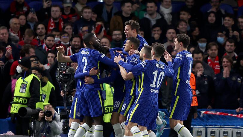 Die Spieler des FC Chelsea jubeln über das Tor zum 1:0 gegen OSC Lille durch Kai Havertz.