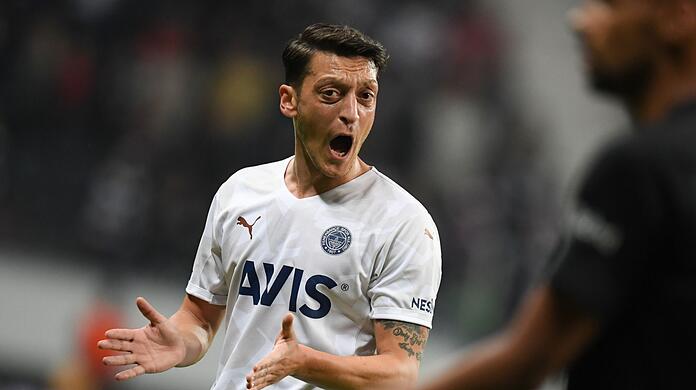 Ist seit März aus dem Kader gestrichen und verlässt nun Fenerbahce Istanbul: Mesut Özil.