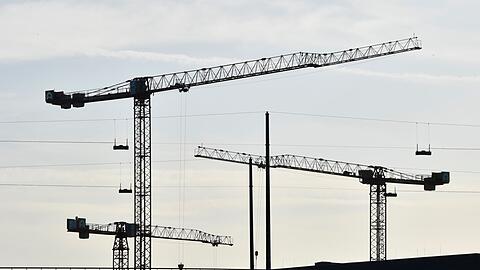 Kräne stehen auf einer Baustelle.