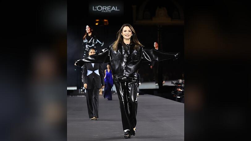 Iris Berben auf dem Catwalk im Herzen von Paris.