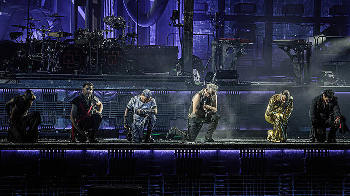 Rammstein am Ende ihres Konzerts im dänischen Odense vor einigen Tagen: Traditionell kniet die Band am Ende ihrer Show vor dem Publikum.