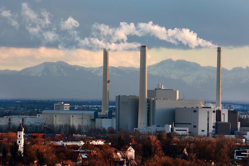 Das Heizkraftwerk Nord vor Alpenkulisse.