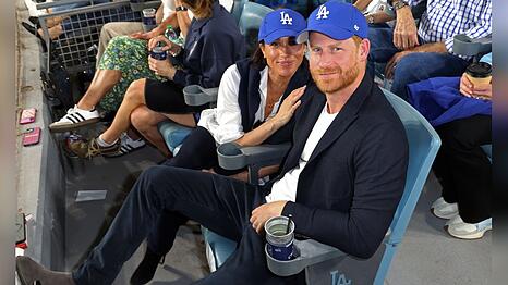 Auslöser des "Hatgate": Harry und Meghan mit L.A.-Kappen beim Baseball