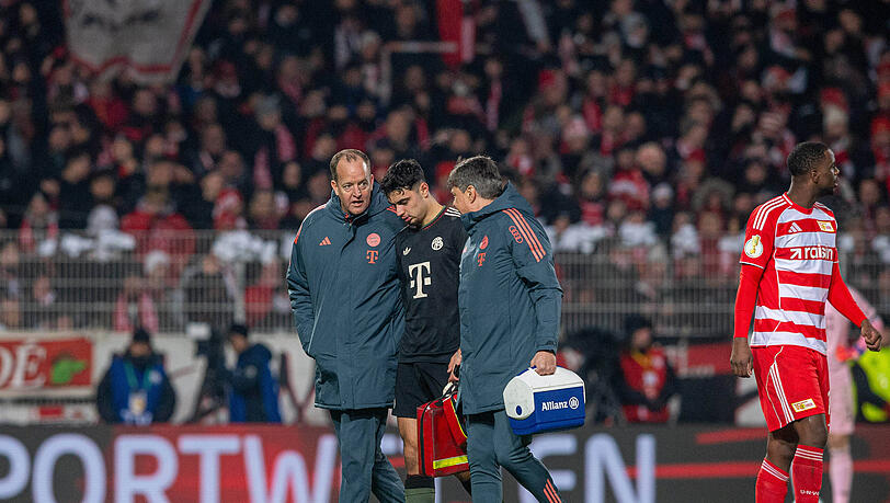 Schreckmoment: Aleksandar Pavlovic (M.) muss gegen Union Anfang der zweiten Halbzeit raus.