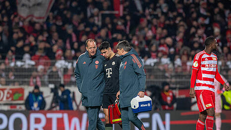 Schreckmoment: Aleksandar Pavlovic (M.) muss gegen Union Anfang der zweiten Halbzeit raus.