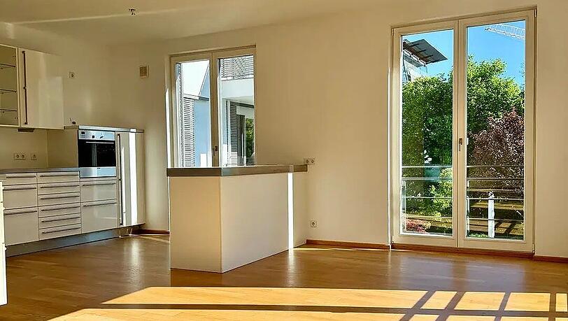 6790 Euro monatliche Warmmiete: Vom offenen und hellen Wohn/-Essbereich gelangt man auf die beiden Sonnenbalkone. 6790 Euro monatliche Warmmiete: Vom offenen und hellen Wohn/-Essbereich gelangt man auf die beiden Sonnenbalkone.