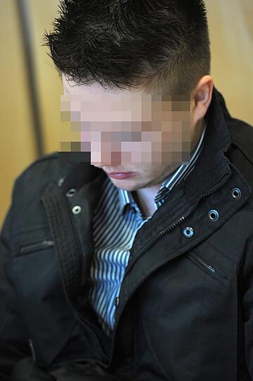 Der wegen Totschlags angeklagte Jerry J. steht in Coburg vor Gericht. Dem Angeklagten wird vorgeworfen, im April 2011 dem 16 Jahre alten Mädchen mit Messerstichen und Hammerschlägen tödliche Verletzungen zugefügt zu haben. Die Bilder.