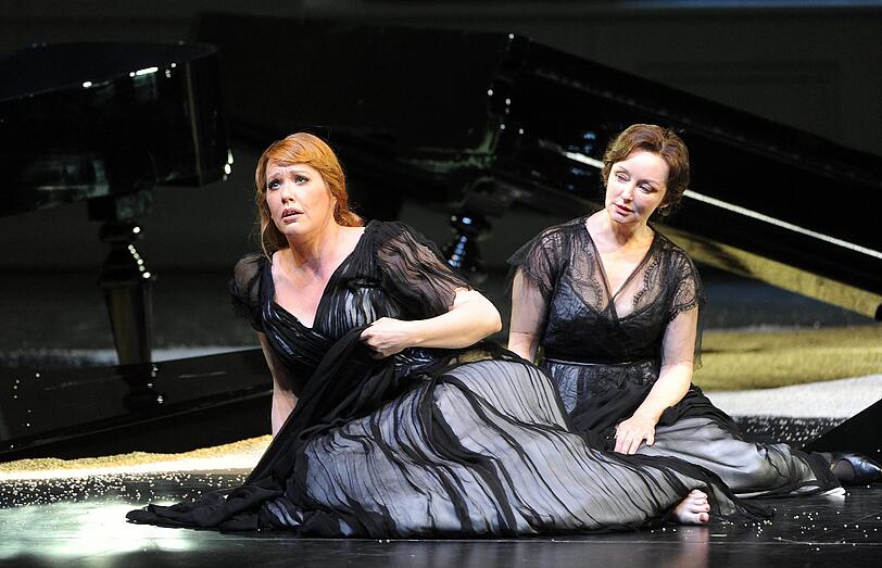 Emily Magee in der Rolle der Ariadne (l) und Regina Fritsch bei der Generalprobe zu "Ariadne auf Naxos" bei den Salzburger Festspielen.