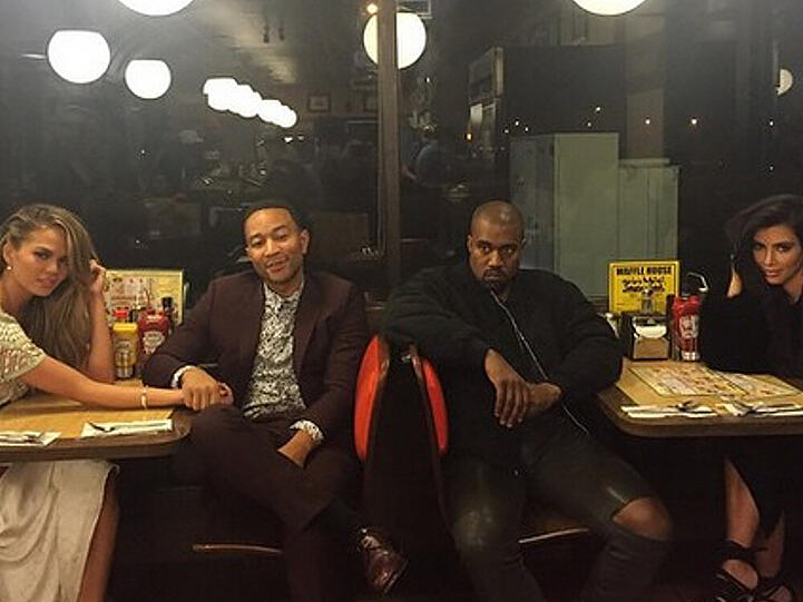 Chrissy Teigen, John Legend, Kanye West und Kim Kardashian (v. l. n. r.) lassen sich ihre Waffeln schmecken