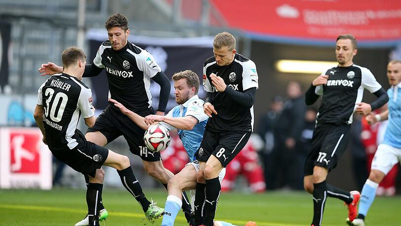 Das Pech bleibt Stefan Hain treu.: Nach seiner langen Verletzungspause spielte der Löwen-Stürmer nach 13 Monaten endlich wieder in der Startelf – bis er in der 27. Minute verletzungsbedingt wieder raus musste. Das Pech bleibt Stefan Hain treu.: Nach seiner langen Verletzungspause spielte der Löwen-Stürmer nach 13 Monaten endlich wieder in der Startelf – bis er in der 27. Minute verletzungsbedingt wieder raus musste.