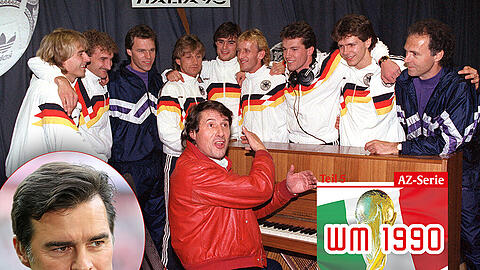 &bdquo;Die Studioauftritte mit Udo Jürgens (vorn) waren legendär, 25 Jahre danach aber eher was für ,Versteckte Kamera&rsquo;&ldquo;, sagt Berthold (Mitte hinten) über den WM-Song.