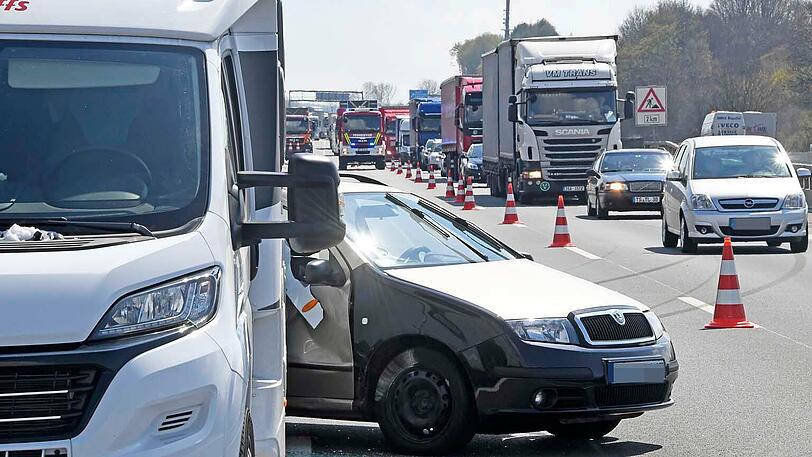 An einem Stauende kollidierten zwei Pkw und ein Wohnmobil.